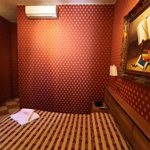 Hotel Hollywood, Roma